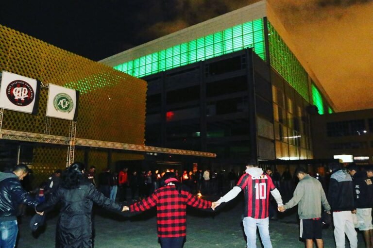 TODOS JUNTOS PELA CHAPE!
