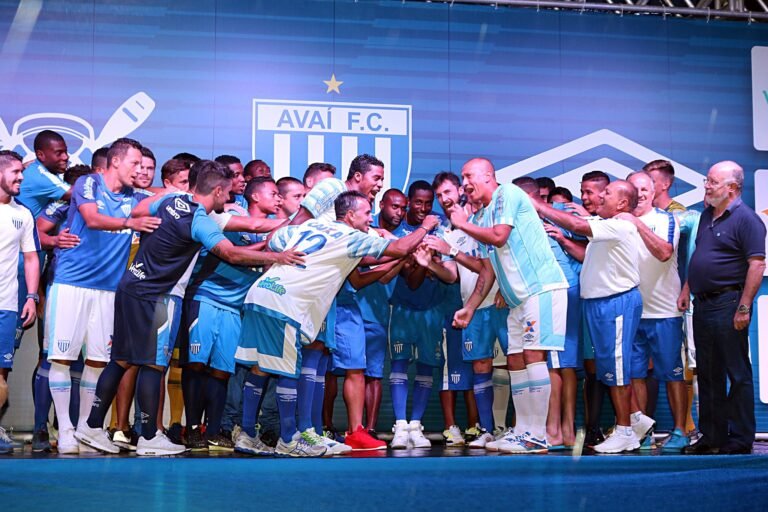 Avaí lança uniformes da Umbro para a temporada 2017