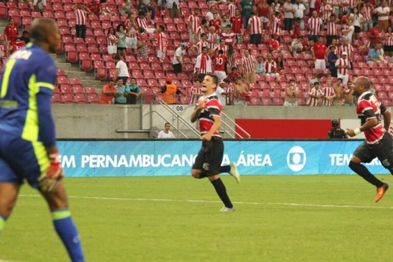 Léo Costa brilha no último lance do jogo e o Santa Cruz empata com o Náutico no Clássico das Emoções