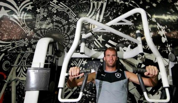 Com vetos e dúvidas, Botafogo se prepara para estréia na Libertadores