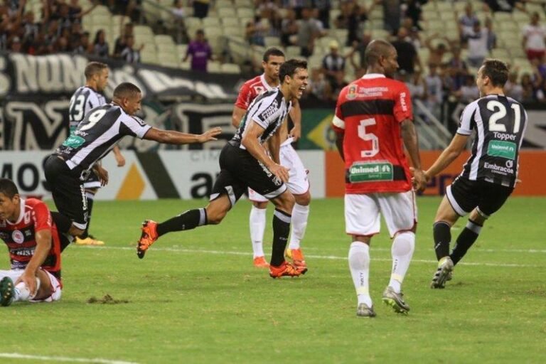 CEARÁ vence e cola no líder