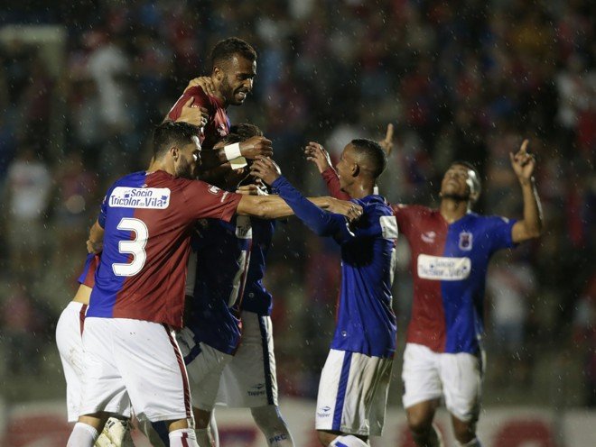 Vitória, Liderança e 100%