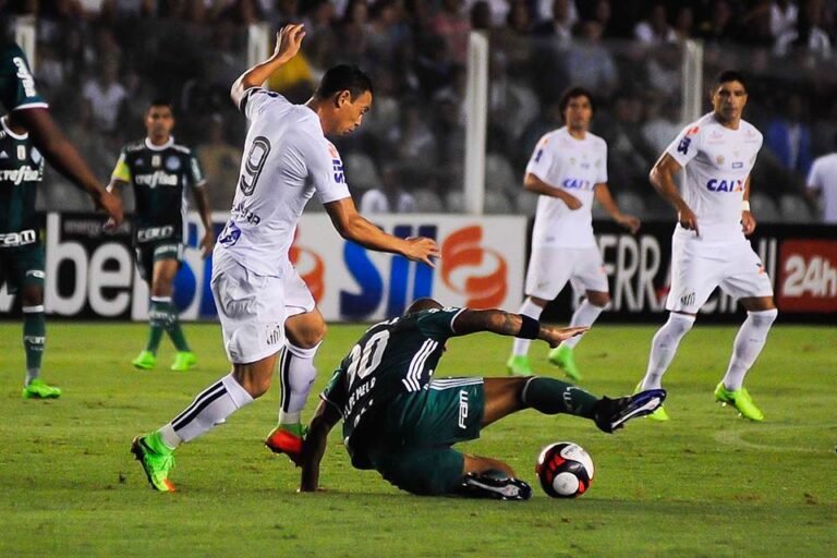 Na Vila Belmiro, Santos pressiona, perde gols e cede a virada.