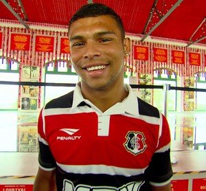 Com gol de Pitbull, o Santa Cruz vence líder Salgueiro e tira invencibilidade do time sertanejo no Pernambucano