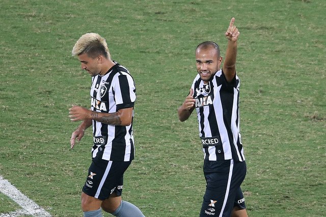 Botafogo enfrenta Bangu neste domingo