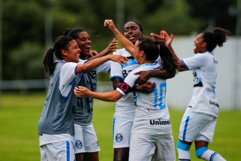 Em estreia no Campeonato Brasileiro, time feminino do Grêmio vence nos acréscimos