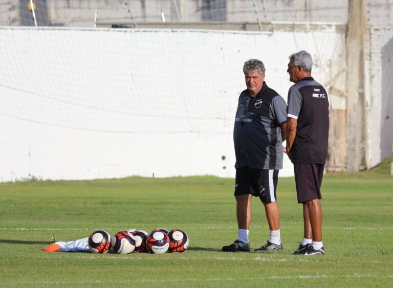 Geninho convoca 22 jogadores para o confronto de logo mais contra o Globo