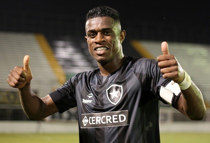 Botafogo aumenta multa do zagueiro Marcelo