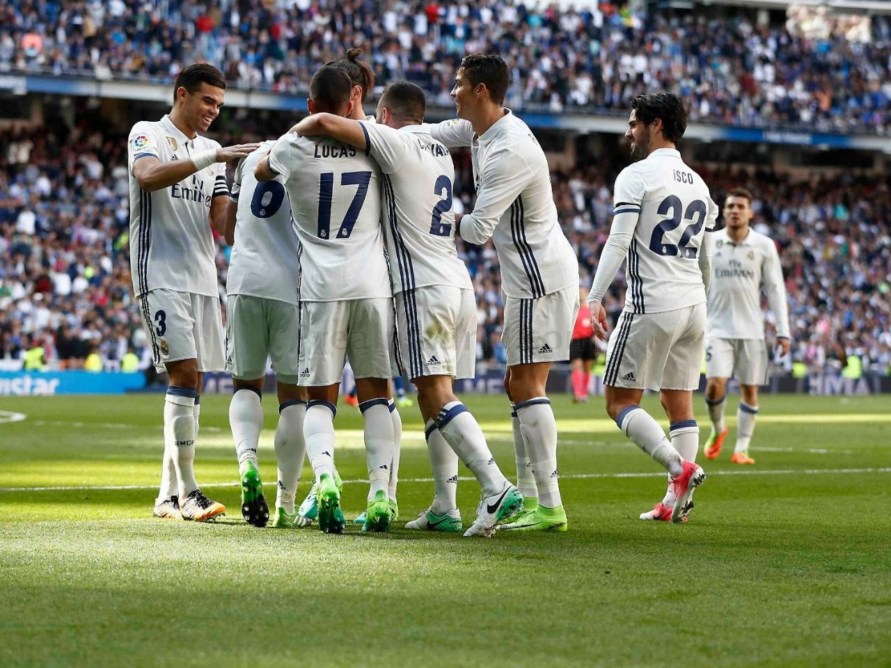 Real Madrid vence e segue na liderança