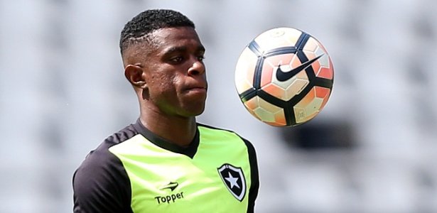 Zagueiro do Botafogo é suspeito de agredir namorada