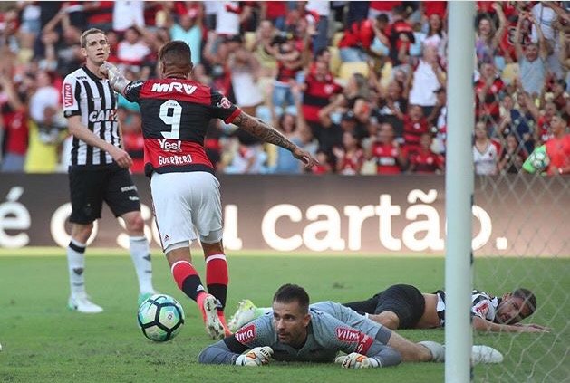 Flamengo faz dois tempos distintos e empata com o Galo na estreia do brasileirão 2017