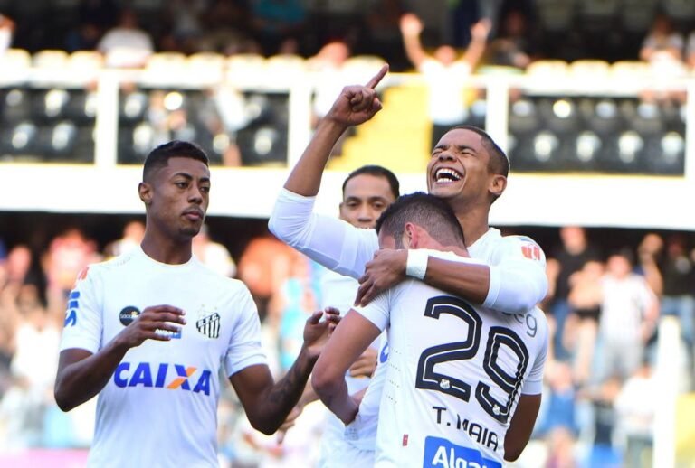 Vanderlei brilha e Santos vence a primeira no Brasileirão.