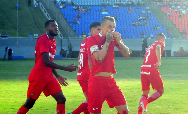 Internacional estréia com goleada na série B