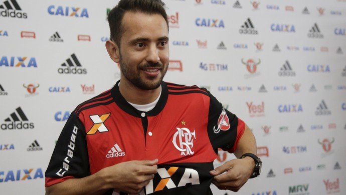 Éverton Ribeiro é apresentado pelo Flamengo