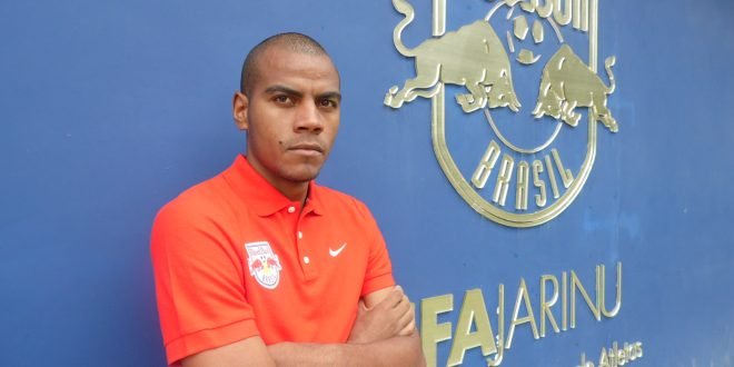 REFORÇO: Lateral Régis Souza treina no Fazendão e deve ser anunciado em breve