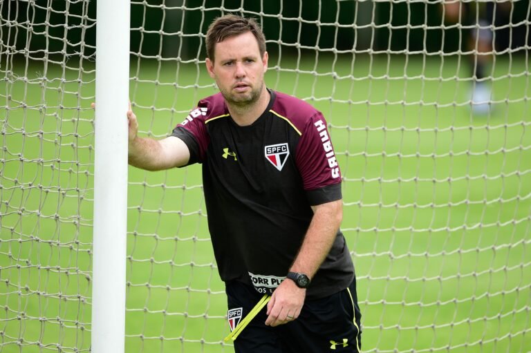 Michael Beale, auxiliar técnico do São Paulo, deixa o clube