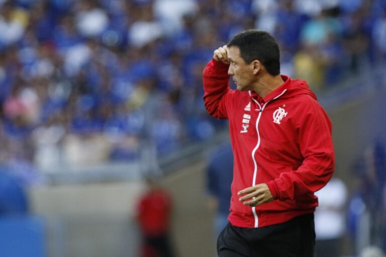 Zé Ricardo lamenta o empate e comenta sobre pressão pelo título