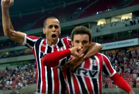 Santa Cruz vence o Vila Nova e segue vivo na luta pelo acesso