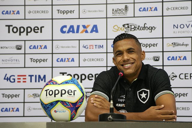 Entrevista com o lateral Arnaldo do Botafogo