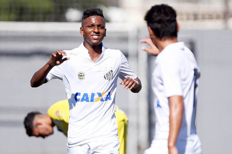 Rodrygo assina contrato com o Santos