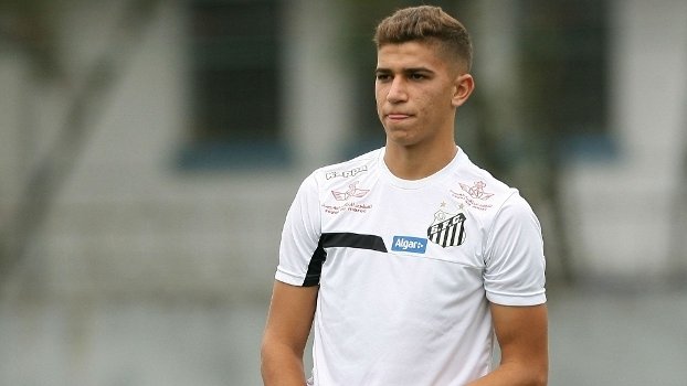 Vitor Bueno só volta em 2018 aos gramados