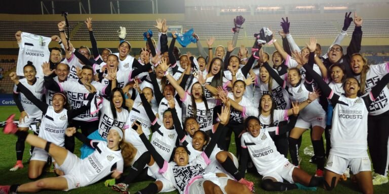 Campeãs! Pela primeira vez, o Santos é Campeão do Campeonato Brasileiro Feminino.