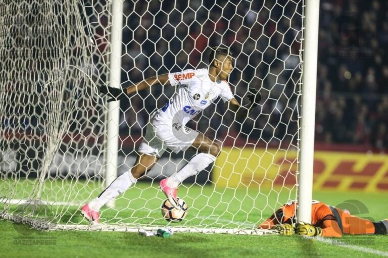 Invicto! Santos vence o Atlético Paranaense e fica com a vantagem nas oitavas da Libertadores.