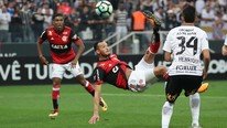 Corinthians e Flamengo empatam e gol mal anulado de Jô, gerando revolta nos corintianos