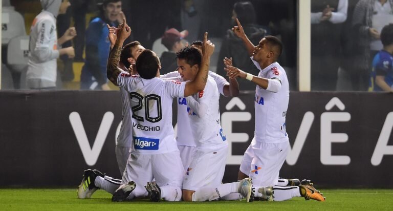 Com gol de Vecchio, Santos vence a Chapecoense.