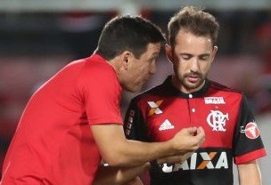 Zé Ricardo elogia a equipe mas lamenta derrota para o Grêmio.