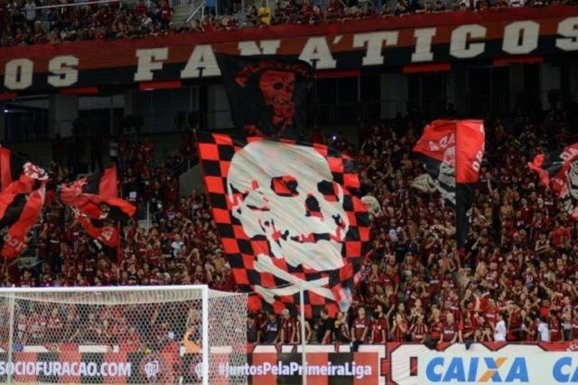 De volta à novela, torcidas organizadas estão proibidas na Arena da Baixada novamente.