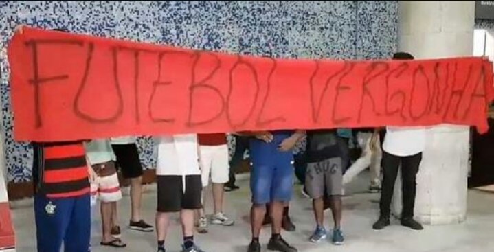 Torcida faz protesto no desembarque do Flamengo