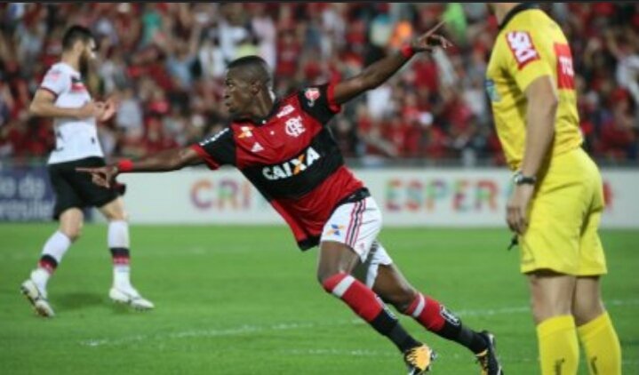 Com show de Vinicíus Junior, Flamengo derrota o Atlético-GO
