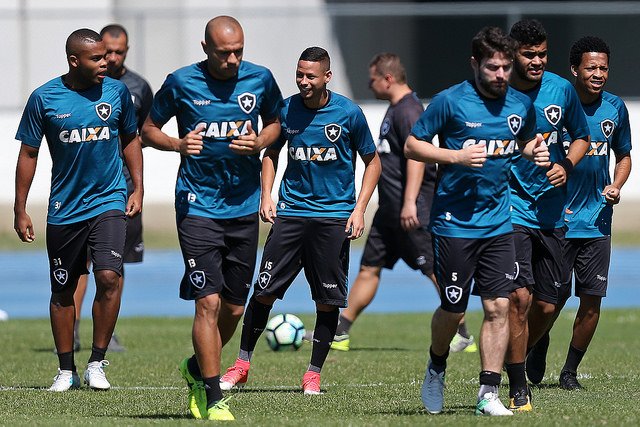 Para esquecer a eliminação, Botafogo encara o Bahia