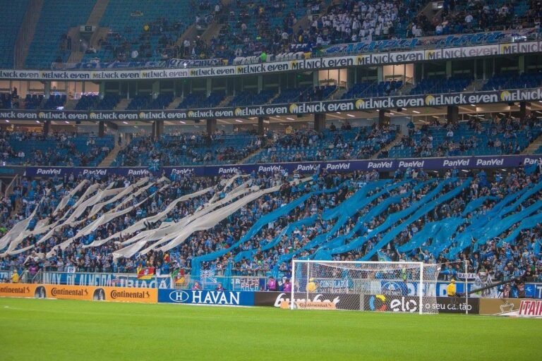 Com show da torcida, Grêmio vence e leva mínima vantagem para o jogo de volta, em Minas.