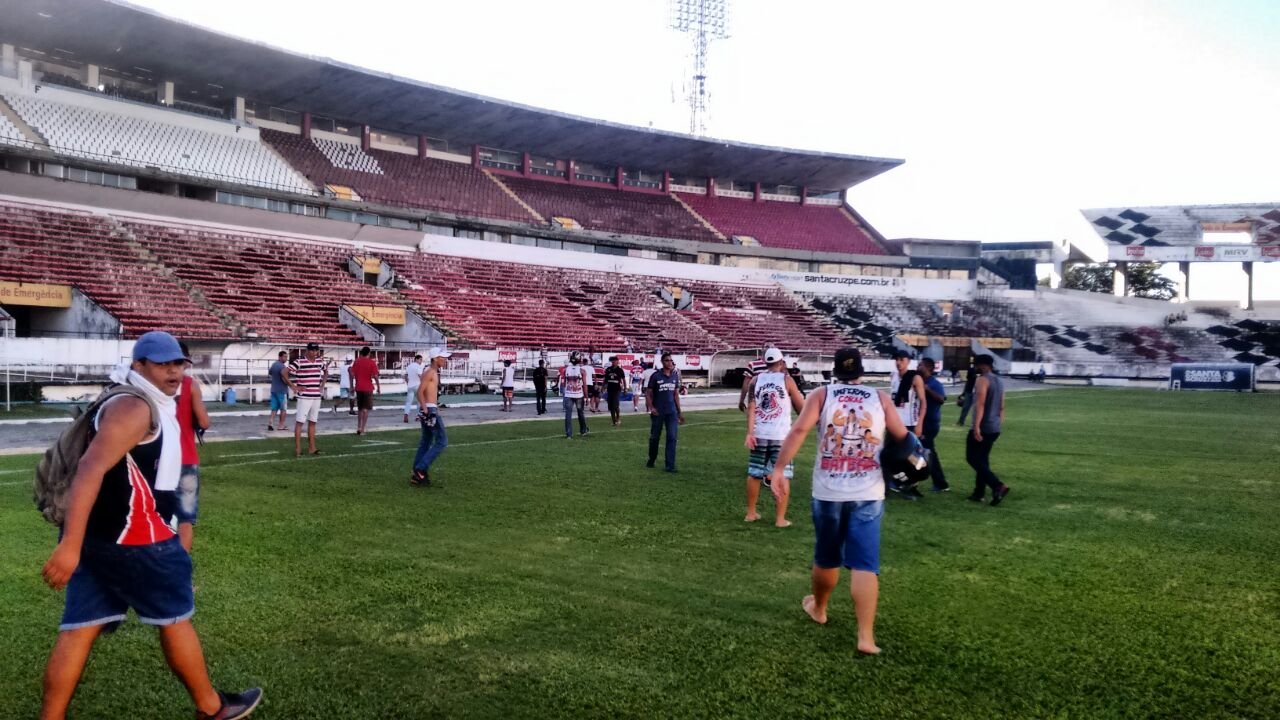Protesto de torcedores do Santa Cruz no Arruda tem efeito imediato