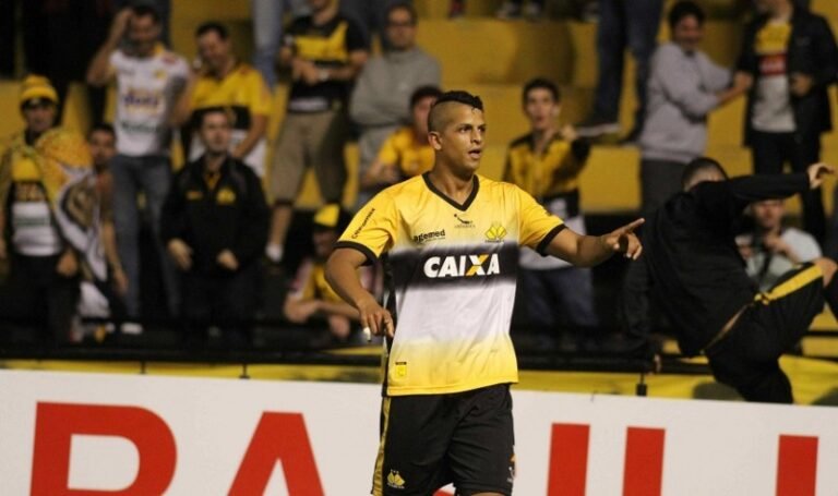 Entrevista com o atacante Lucão, do Criciúma
