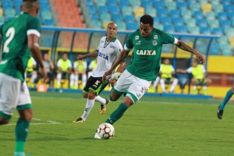 Com um jogador a menos, Goiás empata com o América MG no estádio Olímpico.