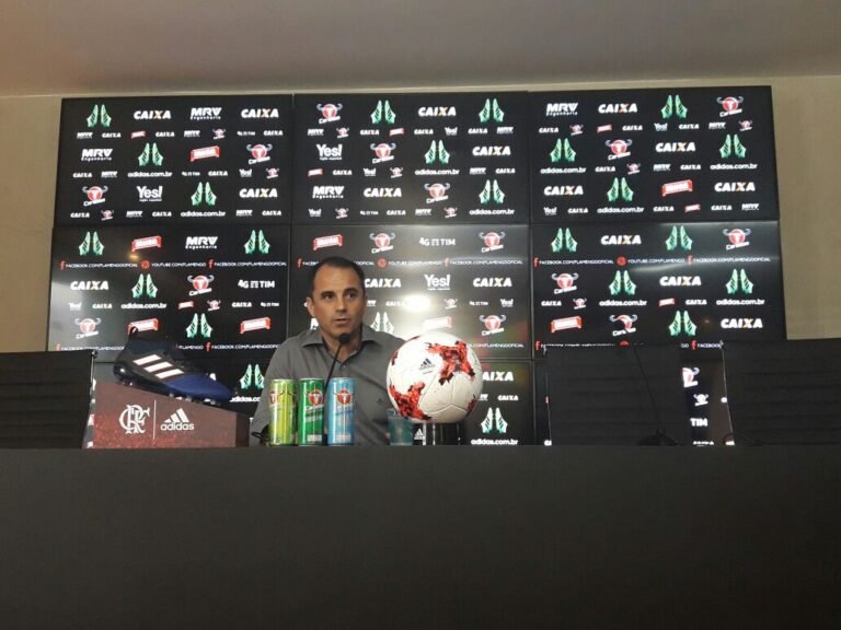 Rodrigo Caetano explica demissão de Zé Ricardo mas não anuncia novo treinador