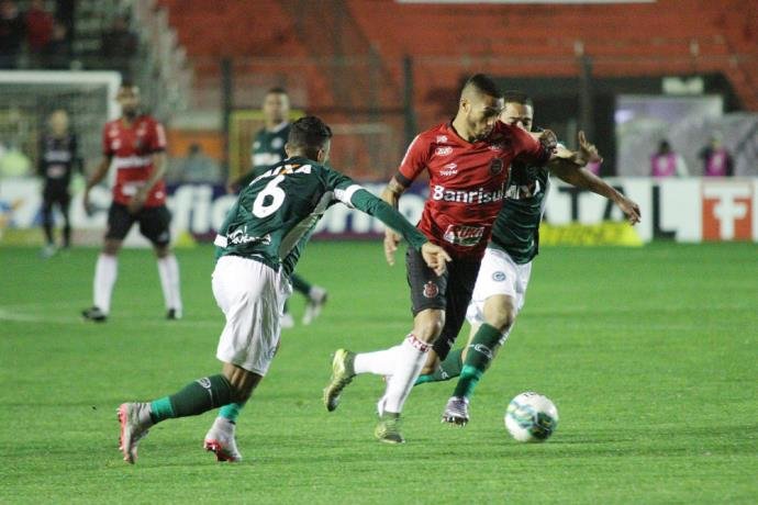 Tentando se afastar do Z4, Goiás enfrenta o Brasil de Pelotas pela Série B