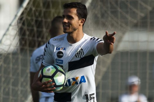 Nilmar trabalha duro para conquistar espaço no Santos