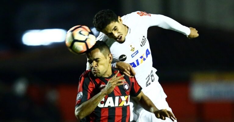 Atlético enfrenta o Santos na Vila Belmiro neste sábado.
