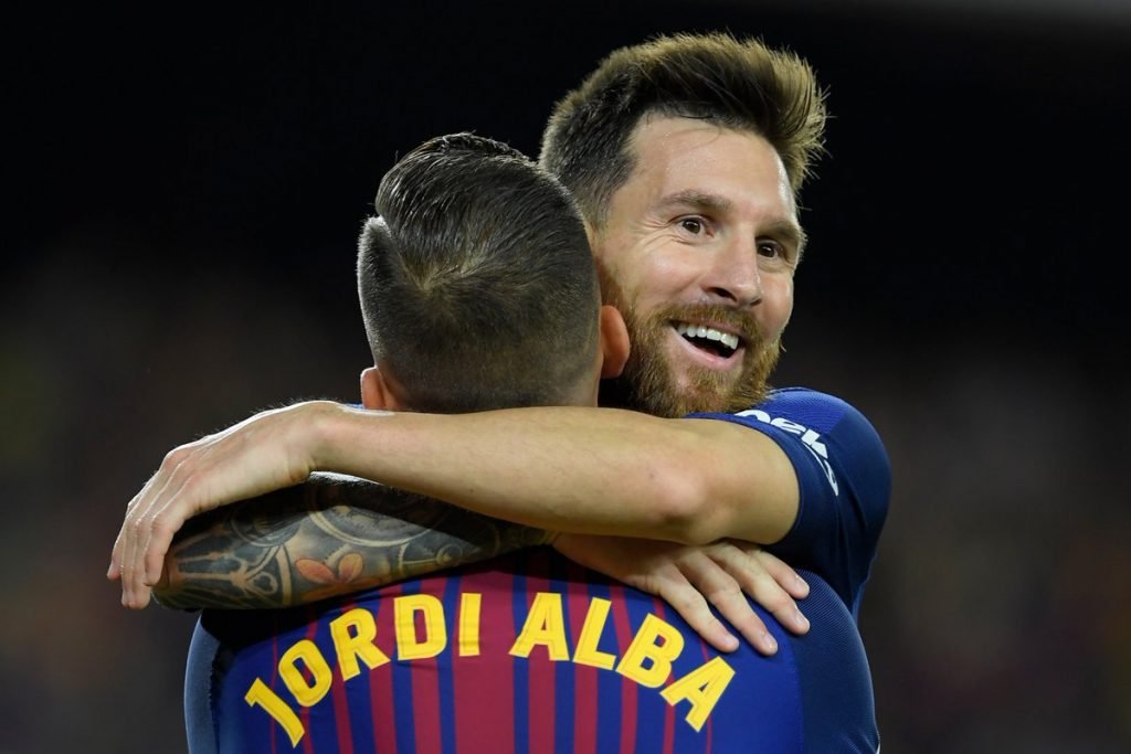 Em mais uma assistência de Alba, Messi marca.
