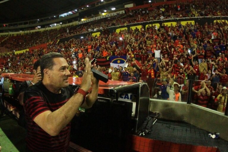 COM O APOIO DA TORCIDA, LUXEMBURGO SOLTA O VERBO CONTRA O ELENCO DO SPORT!