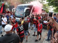 Torcida do Flamengo apoia o time no embarque para a final da Copa do Brasil