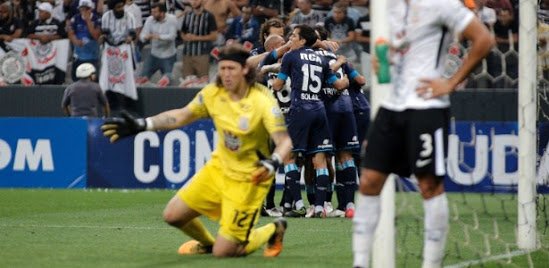 Corinthians fica no empate contra o Racing e frusta seus torcedores.