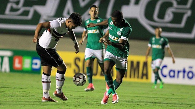 Em confronto direto, Santa Cruz e Goiás duelam no Arruda.