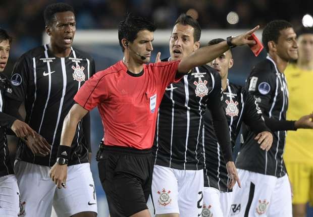 Corinthians teve dificuldade na criação e caiu nas oitavas de final da Sul-Americana.