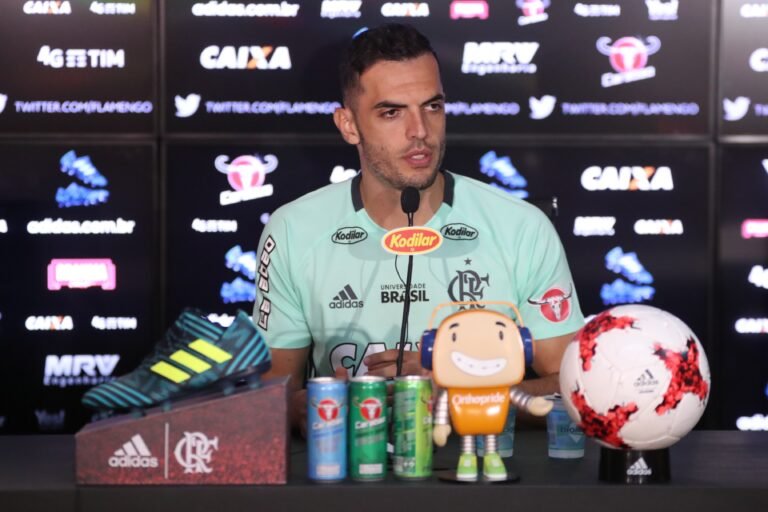 Em coletiva, zagueiro Rhodolfo fala sobre a nova postura da equipe
