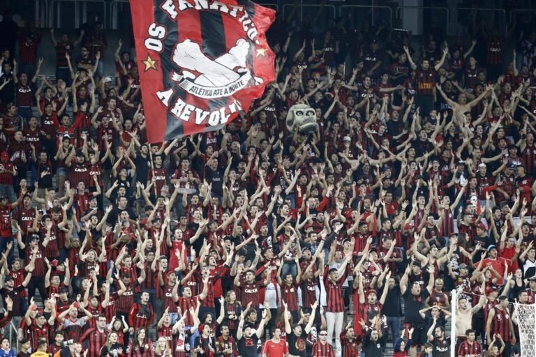Torcida Os Fanáticos recusa reunião com a diretoria do Atlético.